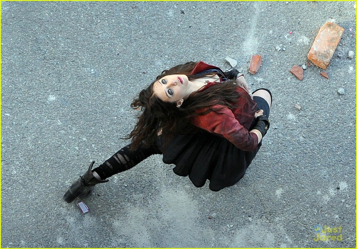 This is a landscape image with resolution 1222x854, dominant color gray, approximately 5 main objects.