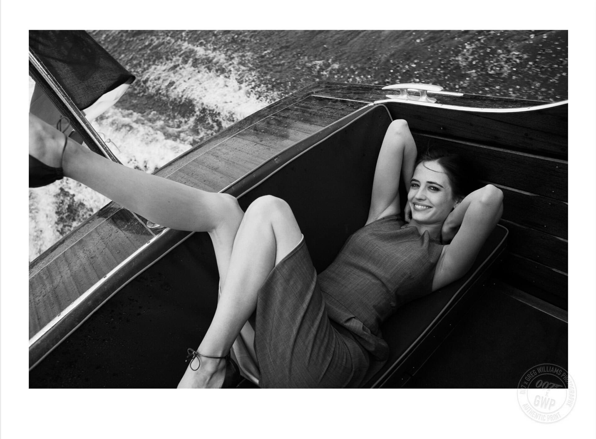 This is a landscape image with resolution 1920x1417, dominant color gray, approximately 5 main objects, containing 3 people.